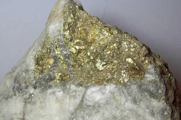這種最像黃金的礦石看起來(lái)很漂亮，常被人誤認(rèn)成是金礦石